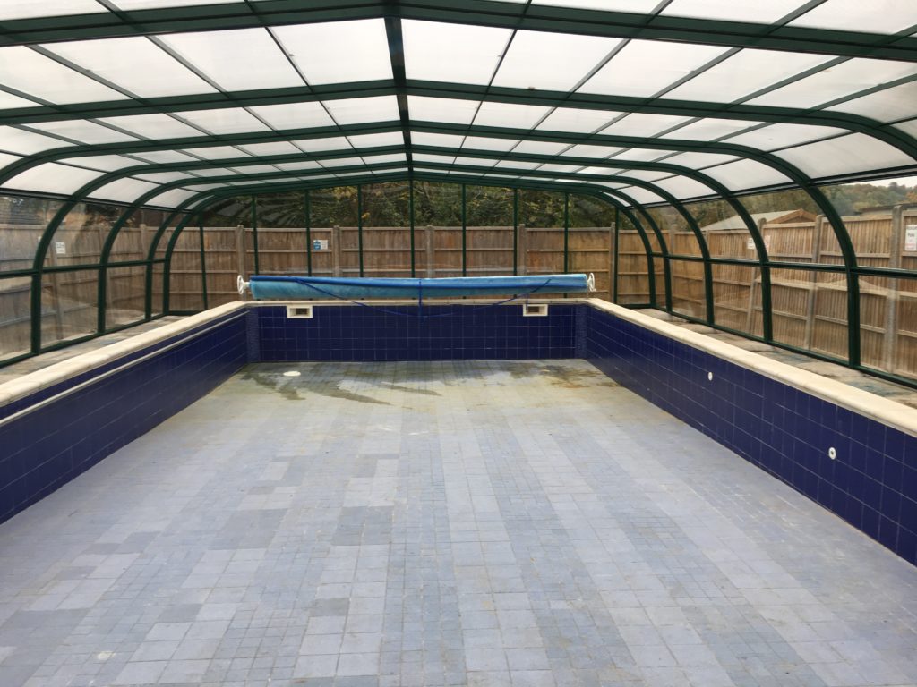 Blackmore Vale Lions present £1000 cheque for Milborne Port Pool The